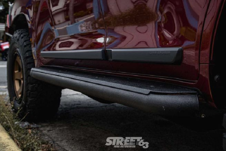 Về cơ bản, Atoy Customs lắp đặt cho Toyota Land Cruiser thêm một lớp bảo vệ bao quanh thân xe, đi kèm còn có hệ thống treo Vehicle Dynamics Stage 6 Suspension System để xử lý ngon lành các ổ gà trên đường.