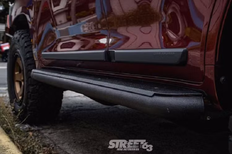 Về cơ bản, Atoy Customs lắp đặt cho Toyota Land Cruiser thêm một lớp bảo vệ bao quanh thân xe, đi kèm còn có hệ thống treo Vehicle Dynamics Stage 6 Suspension System để xử lý ngon lành các ổ gà trên đường.