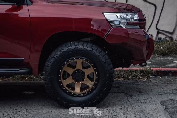 Cụ thể, Atoy Customs trang bị cho Toyota Land Cruiser LC200 một thanh bảo vệ Rival Russia bằng nhôm nhẹ ở phía trước cùng các tấm chắn gầm dày 6mm. Ngoài ra, chiếc SUV cùng được bổ sung bệ cửa tự động Line-X-coated Opposite Lock, đóng hình thức như một lớp bảo vệ bên hông. Ở phía sau, xe có một thanh thép bảo vệ Kaymar rất chắc chắn.