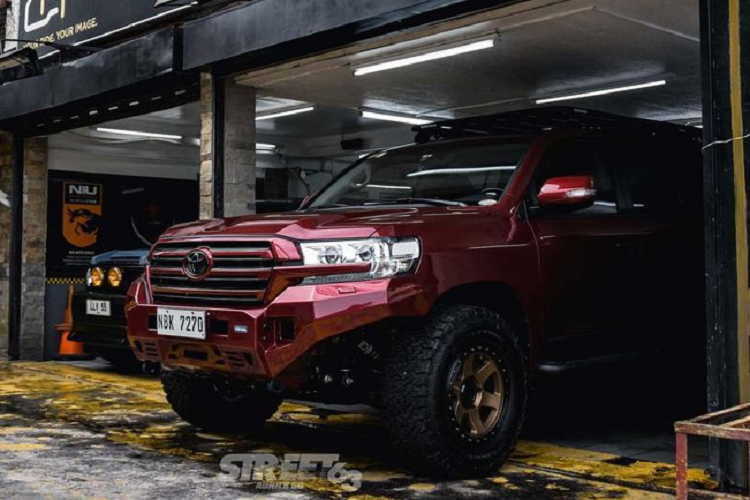 Mẫu xe Toyota Land Cruiser trong mắt nhiều người là một chiếc xe rất khỏe khoắn, nó có thể xử lý hầu hết các bề mặt địa hình một cách dễ dàng, nhưng đối với những vùng đất như Manila thì có lẽ Land Cruiser cần thêm một vài thứ.