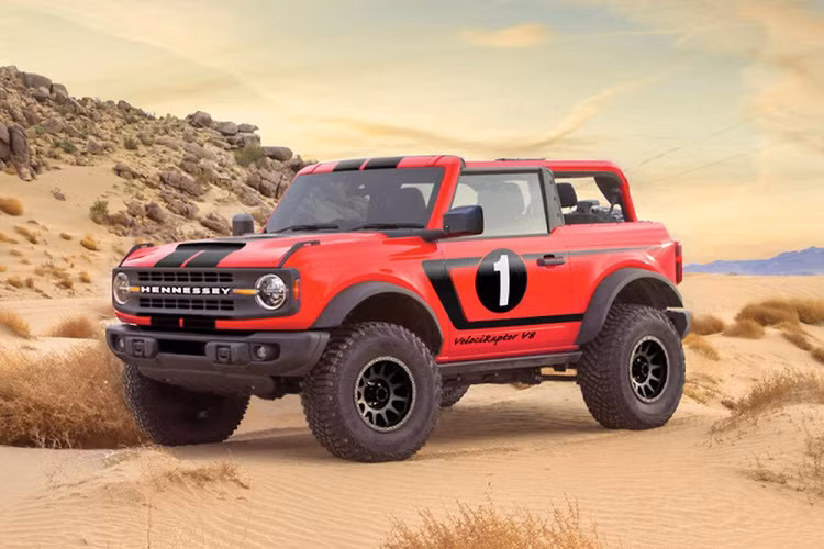 Trong khi Ford Bronco 2021 sẽ không thể tới tay người tiêu dùng cho tới tận năm sau, công ty độ xe hiệu suất cao Hennessey Performance đã cam kết ngay cung cấp một phiên bản sử dụng động cơ V8 cực mạnh ngay từ bây giờ. Cụ thể, Hennessey gọi chiếc xe độ của mình là VelociRaptor V8 Bronco 2021 mới.
