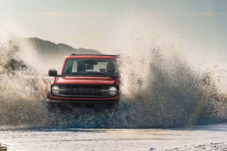 Bên cạnh đó, hãng độ Hennessey sẽ cung cấp nhiều trang bị độ hấp dẫn khác cho Bronco mới. Ví dụ, nó sẽ được lắp bộ tản nhiệt khí – nước, bộ cảm ứng luồng khí cao, hệ thống nhiên liệu và bơm nhiên liệu nâng cấp, ống xả bằng thép chống gỉ, và bộ ECU độ. Công ty độ cũng sẽ cải thiện khả năng đi địa hình của Bronco với hệ thống treo nâng cấp và bộ lốp địa hình mới.