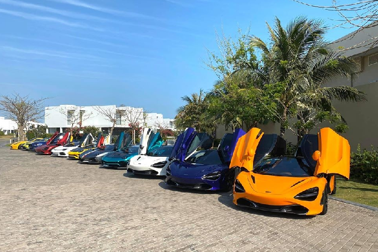 Đến đầu giờ trưa, đoàn siêu xe đã có mặt tại resort ở Long Hải. Cảnh tượng dàn siêu xe xếp thành hàng ngang tung cánh với nhau khiến không ít bạn trẻ mê xe thích thú. Chỉ riêng chủ siêu xe McLaren 720S màu đỏ do đã đỗ vào kế bên chiếc Lamborghini Aventador LP700-4 nên đã không tạo được bức ảnh 4 chiếc McLaren 720S bao gồm bản Coupe và mui trần đọ dáng cùng nhau.