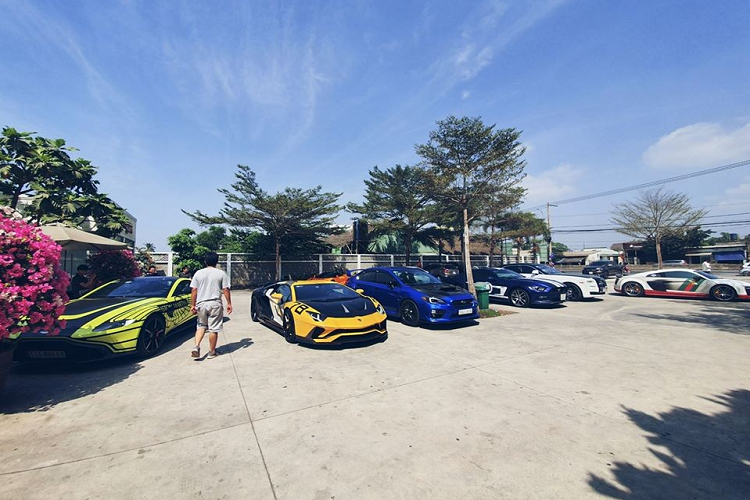 Tất nhiên là đoàn siêu xe, vì thế, buổi họp mặt của đoàn Car Passion không thiếu những chiến mã của Lamborghini, McLaren 720S, Audi R8 hay các mẫu xe siêu sang Rolls-Royce. Từ trưa ngày 5 tháng 1 năm 2020, các thành viên đã tập trung tại quận 2 và di chuyển đến một quán cơm khá nổi tiếng nằm trên cao tốc Long Thành-Dầu Giây trước khi tiếp tục xuống một resort nổi tiếng tại Long Hải, tỉnh Bà Rịa-Vũng Tàu.