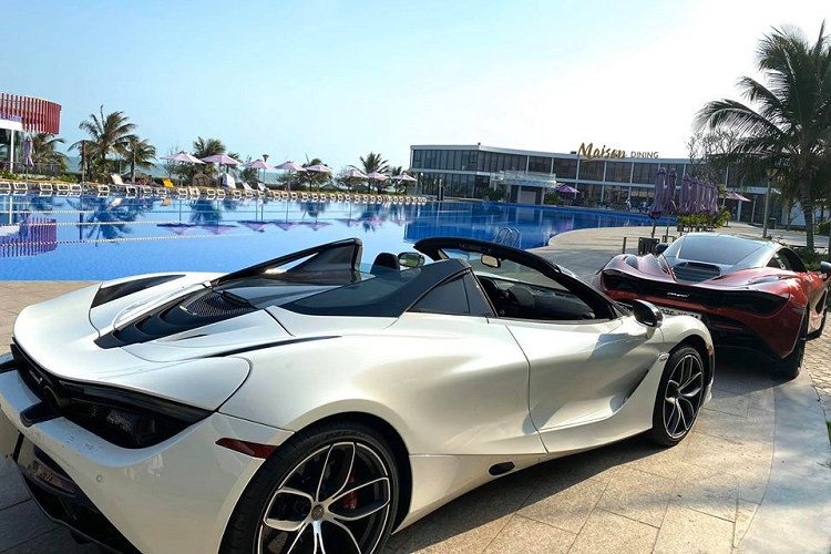 Số siêu xe sau đó được vận chuyển vào hồ bơi của resort, đây cũng là nơi tổ chức buổi tiệc tối cho các thành viên Car Passion. Trong số xe này có chiếc siêu xe McLaren 720S Spider màu trắng lần đầu họp mặt cùng đoàn Car Passion. Siêu xe mui trần này chưa có biển số nên được vận chuyển xuống địa điểm tập kết bằng xe chuyên dụng.