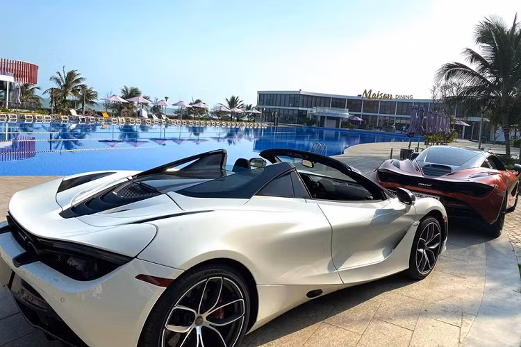 Số siêu xe sau đó được vận chuyển vào hồ bơi của resort, đây cũng là nơi tổ chức buổi tiệc tối cho các thành viên Car Passion. Trong số xe này có chiếc siêu xe McLaren 720S Spider màu trắng lần đầu họp mặt cùng đoàn Car Passion. Siêu xe mui trần này chưa có biển số nên được vận chuyển xuống địa điểm tập kết bằng xe chuyên dụng.