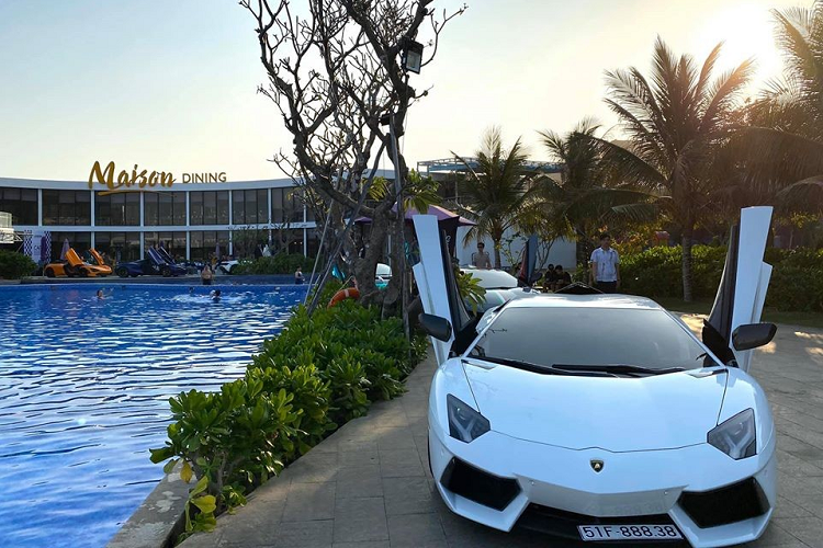 Lamborghini Aventador LP700-4 sử dụng động cơ V12, dung tích 6,5 lít, sản sinh công suất tối đa 700 mã lực và mô-men xoắn cực đại 690 Nm. "Trái tim" này kết hợp cùng hộp số tự động 7 cấp ISR và hệ dẫn động 4 bánh. Aventador LP700-4 chỉ mất khoảng 2,9 giây để tăng tốc lên 100 km/h từ vị trí xuất phát trước khi đạt vận tốc tối đa 349 km/h.