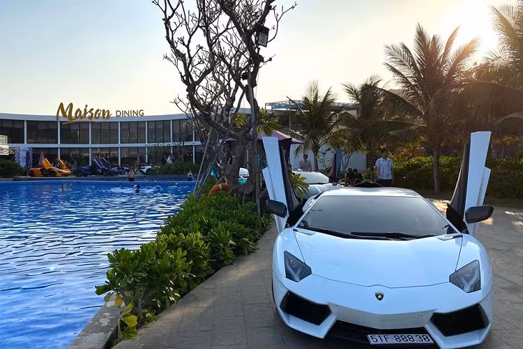 Lamborghini Aventador LP700-4 sử dụng động cơ V12, dung tích 6,5 lít, sản sinh công suất tối đa 700 mã lực và mô-men xoắn cực đại 690 Nm. "Trái tim" này kết hợp cùng hộp số tự động 7 cấp ISR và hệ dẫn động 4 bánh. Aventador LP700-4 chỉ mất khoảng 2,9 giây để tăng tốc lên 100 km/h từ vị trí xuất phát trước khi đạt vận tốc tối đa 349 km/h.