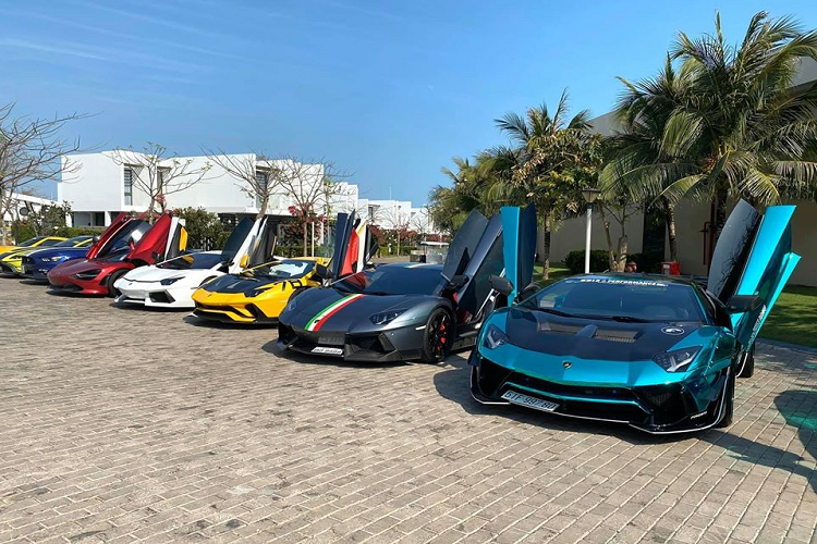 Bộ tứ Lamborghini Aventador với 3 chiếc thuộc phiên bản Lamborghini Aventador LP700-4 và chiếc còn lại mang màu vàng là Lamborghini Aventador S LP740-4 độc nhất vô nhị tại Việt Nam. Ngoài cùng bên phải là chiếc siêu xe Lamborghini Aventador LP700-4 độ Liberty Walk, kế đến là Lamborghini Aventador LP700-4 biển tứ quý 9 của Lào. Lamborghini Aventador LP700-4 màu trắng và McLaren 720S màu đỏ đỗ kế bên nhau.