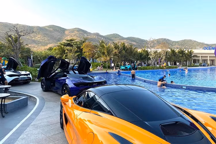 Dàn siêu xe tại resort ở Long Hải. Dự kiến là trưa mai đoàn sẽ quay trở lại Sài thành. Siêu xe Mclaren 720S chỉ sử dụng khối động cơ V8, tăng áp kép, dung tích 4.0 lít nhưng tạo ra công suất tối đa lên đến 720 mã lực tại vòng tua máy 7.000 vòng/phút và mô-men xoắn cực đại 770 Nm tại vòng tua máy 5.500 vòng/phút.