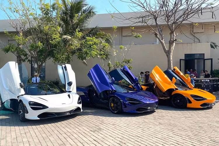 Thương hiệu McLaren đang được nhà giàu Việt yêu thích. Đặc biệt là dòng McLaren 720S với bản Coupe và mui trần đã có hơn 8 chiếc xuất hiện tại Việt Nam. Riêng buổi họp mặt này của đoàn Car Passion đã có đến 4 chiếc. Siêu xe McLaren 720S của Cường Đô la, McLaren 720S màu tím của chủ resort Long Hải và McLaren 720S màu trắng là bản mui trần. Ngoài ra còn có McLaren 720S Coupe màu đỏ.