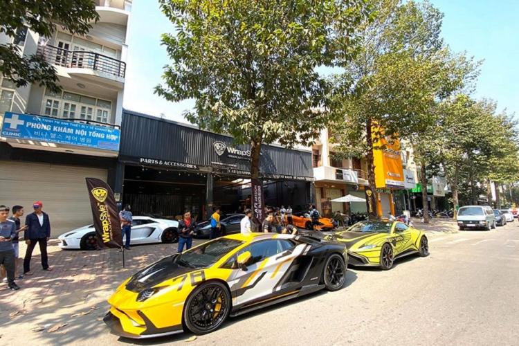 Dịp cuối năm thường giúp chúng ta nhìn lại một năm về công việc, những gì đã đạt được và cũng là lúc những buổi tiệc được mở ra để gặp mặt nhau sau một năm bận rộn. Còn với các thành viên trong đoàn siêu xe trăm tỷ Car Passion, dịp cuối năm cũng là lúc họ gặp những người bạn có chung niềm đam mê. Thay vì tổ chức cuối năm 2019, các thành viên trong đoàn này lại chọn ngày 5/1/2020 để làm buổi tiệc họp nhóm.