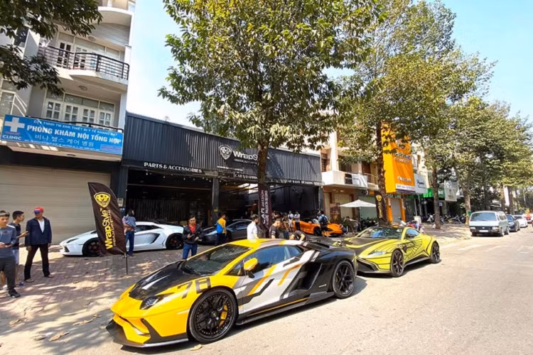 Dịp cuối năm thường giúp chúng ta nhìn lại một năm về công việc, những gì đã đạt được và cũng là lúc những buổi tiệc được mở ra để gặp mặt nhau sau một năm bận rộn. Còn với các thành viên trong đoàn siêu xe trăm tỷ Car Passion, dịp cuối năm cũng là lúc họ gặp những người bạn có chung niềm đam mê. Thay vì tổ chức cuối năm 2019, các thành viên trong đoàn này lại chọn ngày 5/1/2020 để làm buổi tiệc họp nhóm.