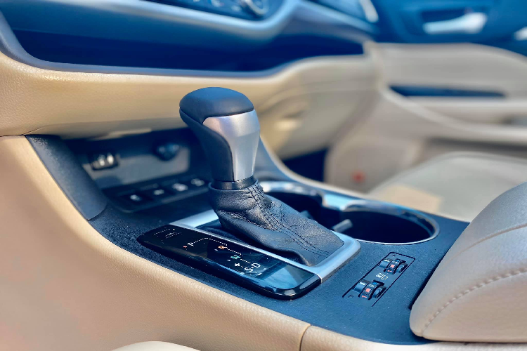 Hàng ghế thứ hai được chia đôi, tạo cảm giác giống ghế ngồi của khoang thương gia. Hãng xe Nhật Bản cũng cung cấp tùy chọn băng ghế liền thông thường cho khách hàng mà không tính thêm chi phí. Hàng ghế thứ 3 có kích thước khá lớn, tuy nhiên khoảng để chân rất hạn hẹp chỉ phù hợp với trẻ nhỏ. Cả 3 hàng ghế đều được trang bị cửa gió điều hòa riêng biệt.