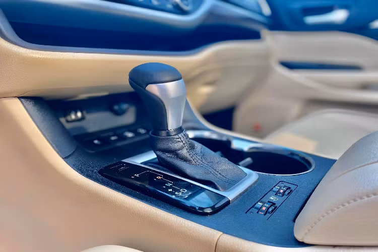 Hàng ghế thứ hai được chia đôi, tạo cảm giác giống ghế ngồi của khoang thương gia. Hãng xe Nhật Bản cũng cung cấp tùy chọn băng ghế liền thông thường cho khách hàng mà không tính thêm chi phí. Hàng ghế thứ 3 có kích thước khá lớn, tuy nhiên khoảng để chân rất hạn hẹp chỉ phù hợp với trẻ nhỏ. Cả 3 hàng ghế đều được trang bị cửa gió điều hòa riêng biệt.