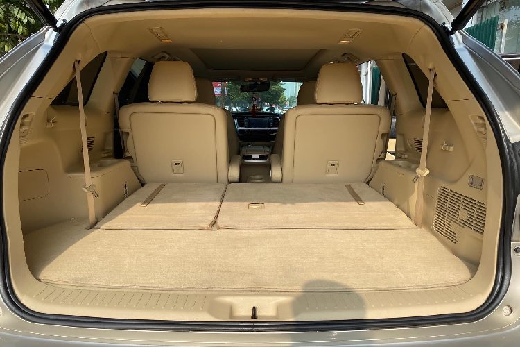 Ngoài ra, Toyota Highlander còn được trang bị nhiều tính năng hiện đại khác như gương có cảnh báo điểm mù và chức năng sấy, cửa cốp đóng/mở điện thông qua nút bấm, chế độ lái vào điều kiện trời tuyết, hỗ trợ đổ đèo…