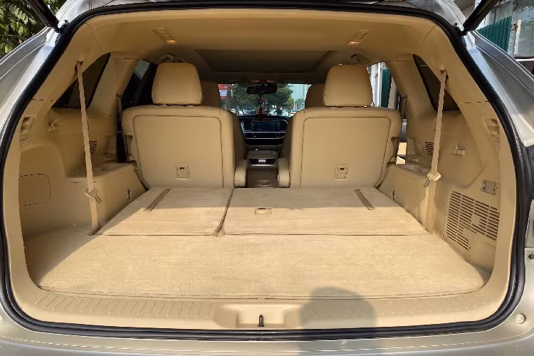 Ngoài ra, Toyota Highlander còn được trang bị nhiều tính năng hiện đại khác như gương có cảnh báo điểm mù và chức năng sấy, cửa cốp đóng/mở điện thông qua nút bấm, chế độ lái vào điều kiện trời tuyết, hỗ trợ đổ đèo…