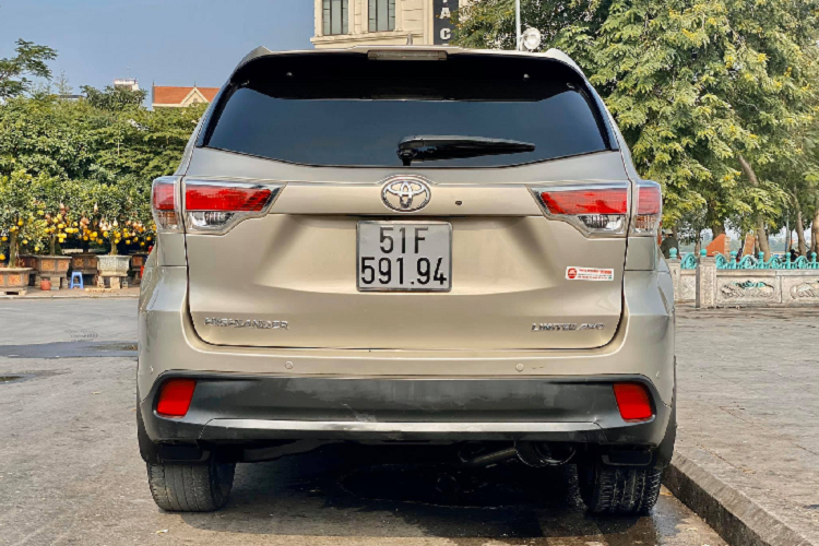 Ngoại thất của chiếc xe Toyota Highlander hàng hiếm này khác biệt với bộ mâm 5 chấu to bản kích thước 19 inch làm từ hợp kim mạ crôm sáng bóng đặc trưng của bản Limited. Logo Limited gắn phía sau đuôi xe, đèn phản quang có thêm ốp viền kim loại mạ crôm.