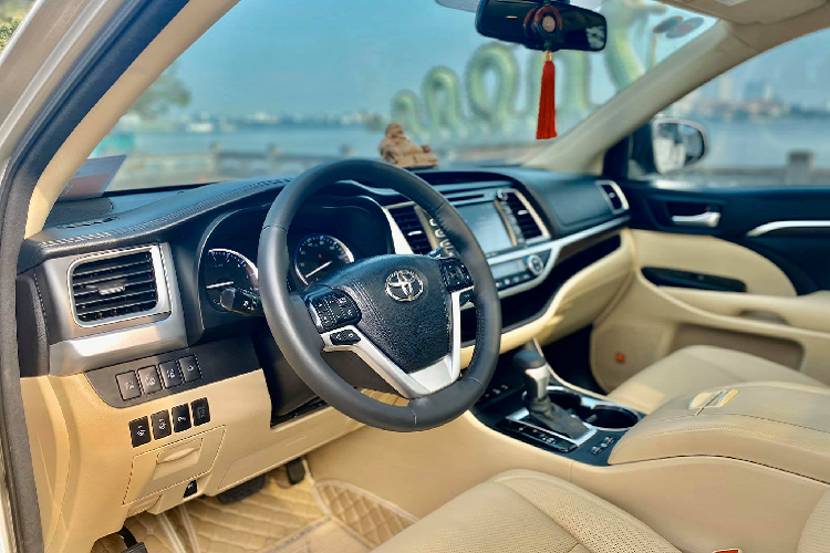 Bên dưới nắp capô là khối động cơ V6 có dung tích 3,5 lít, hút khí tự nhiên cho ra công suất 295 mã lực tại vòng tua 6.600 vòng/phút và 356 Nm tại vòng tua 4.700 vòng/phút. Đi kèm với đó là hộp số tự động 8 cấp có chức năng sang số thể thao và hệ thống dẫn động 4 bánh toàn thời gian.