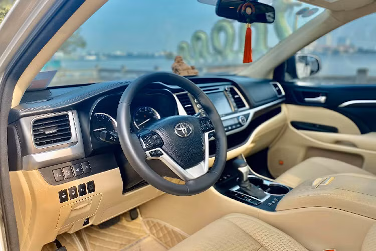 Bên dưới nắp capô là khối động cơ V6 có dung tích 3,5 lít, hút khí tự nhiên cho ra công suất 295 mã lực tại vòng tua 6.600 vòng/phút và 356 Nm tại vòng tua 4.700 vòng/phút. Đi kèm với đó là hộp số tự động 8 cấp có chức năng sang số thể thao và hệ thống dẫn động 4 bánh toàn thời gian.