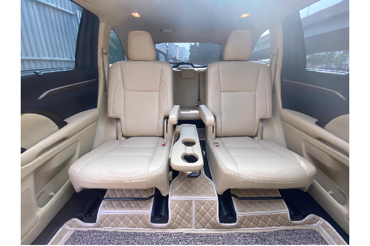 Bước vào bên trong nội thất, Toyota Highlander Limited có khoang nội thất tràn ngập tiện nghi. Toàn bộ phần ghế ngồi, cửa xe được bọc bằng da màu be khá sang trọng. Hai ghế ngồi trước có thêm chức năng làm mát và sưởi ghế 3 chế độ. Hệ thống giải trí được điều khiển thông qua một màn hình cảm ứng ở bảng táp-lô và sử dụng hệ thống loa hàng hiệu JBL.