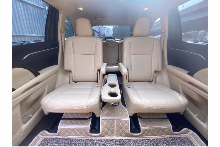 Bước vào bên trong nội thất, Toyota Highlander Limited có khoang nội thất tràn ngập tiện nghi. Toàn bộ phần ghế ngồi, cửa xe được bọc bằng da màu be khá sang trọng. Hai ghế ngồi trước có thêm chức năng làm mát và sưởi ghế 3 chế độ. Hệ thống giải trí được điều khiển thông qua một màn hình cảm ứng ở bảng táp-lô và sử dụng hệ thống loa hàng hiệu JBL.