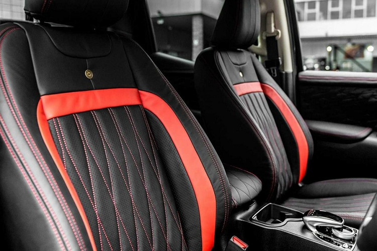 Giờ đây, trong khi hầu hết chúng ta đều có thể đã quên đi sự tồn tại của bán tải Mercedes-Benz X-Class, công ty Kahn Automobiles lại vui vẻ thể hiện tay nghề độ của mình lên mẫu bán tải kém may mắn. Kể từ khi ra đời trong năm 1998, công ty Anh Quốc này đã độ và phân phối đủ dạng xe độc nhất một chiếc trên đời. Đối với X-Class, đội ngũ tại Kahn tập trung chính vào công việc cải thiện hình thức bên ngoài của xe, và tiếc là không động tay vào hệ thống động cơ.