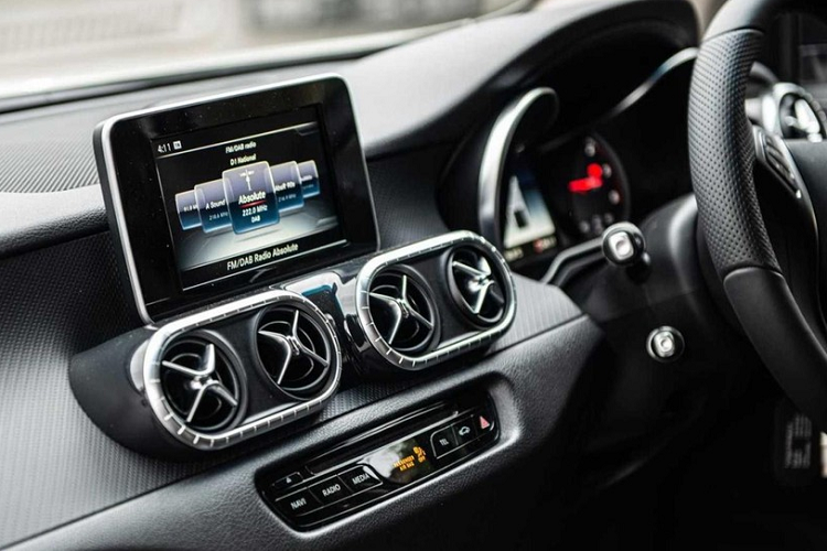 Đầu tiên, chúng tôi có thể nhận thấy một khung cản va lớn ở đầu xe, mang lại cảm giác cơ bắp khỏe mạnh. Nó đi kèm với một lưới tản nhiệt mới, có thiết kế đan xen thanh dọc đẹp mắt. Chắc chắn, những trang bị này chắc chắn sẽ cho người khác biết đây không phải là một chiếc X-Class thông thường.