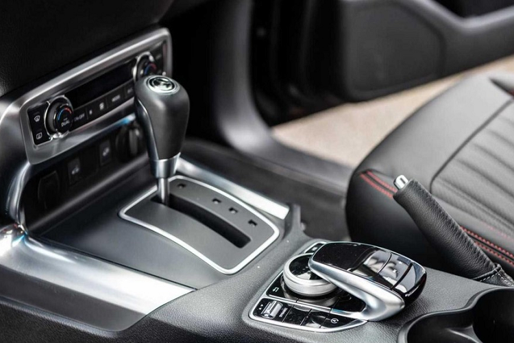 Ở hai bên sườn, Kahn Automobiles tiến hành lắp đặt các tấm chắn bùn mở lớn hơn và các thanh chắn bên nâng cấp, kết hợp với một bộ la-zăng hợp kim 22 inch khổng lồ. Toàn bộ la-zăng được bao bọc trong một lớp sơn đen sa tanh với kết cấu thiết kế 3D. Kahn không động chạm vào khoang động cơ, xe vẫn sở hữu động cơ tăng áp V6 dung tích 3.0 lít, sản sinh 255 mã lực tại tua máy 3.400 vòng/phút, và 550 Nm mô-men xoắn cực đại tại tua máy 1.400 – 3.200 vòng/phút, hộp số tự động 7 cấp và hệ dẫn động AWD 4Matic.