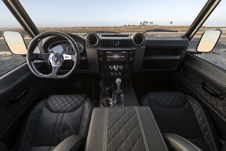 Các sửa đổi đáng chú ý khác trên Defender Himalaya 2020 mới bao gồm phanh Brembo được thiết kế đặc biệt để tăng cường hiệu suất phanh, hệ thống treo 4 liên kết độc quyền với bộ giảm xóc lò xo, hộp số tự động 8 cấp hiện đại, lộng cuộn chống lật, giảm xóc của Fox cùng các tấm bảo vệ gầm trước và sau.