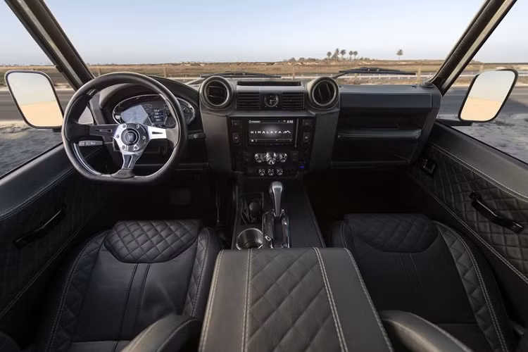 Các sửa đổi đáng chú ý khác trên Defender Himalaya 2020 mới bao gồm phanh Brembo được thiết kế đặc biệt để tăng cường hiệu suất phanh, hệ thống treo 4 liên kết độc quyền với bộ giảm xóc lò xo, hộp số tự động 8 cấp hiện đại, lộng cuộn chống lật, giảm xóc của Fox cùng các tấm bảo vệ gầm trước và sau.