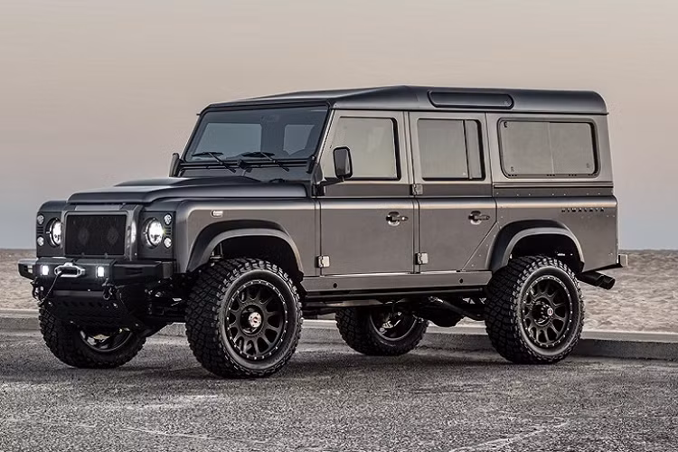 Dự án này thuộc bộ sưu tập "Summit Series" mới của Himalaya, biểu tượng off-road của Land Rover Defender địa hình được trang bị động cơ siêu nạp LT4 V8 sản sinh công suất 650 mã lực - mạnh hơn mọi bản độ Defender trước đây của Himalaya.