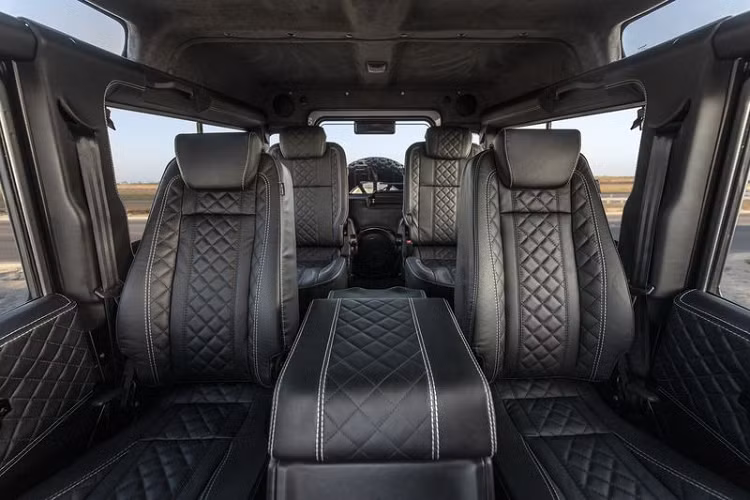 Ở bên trong, nội thất xe cũng được đặt làm riêng với ghế và bảng điều khiển tùy chỉnh, các tấm cửa bọc da, hệ thống điều hòa tự động, vô lăng thể thao đáy phẳng và dàn âm thanh Hi-Fi.