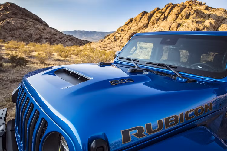 Bên cạnh đó, Jeep còn trang bị cho Wrangler Rubicon 392 mui xếp, gói phụ kiện Mopar và hệ thống treo Fox được hãng xe Mỹ tinh chỉnh cứng vững hơn.