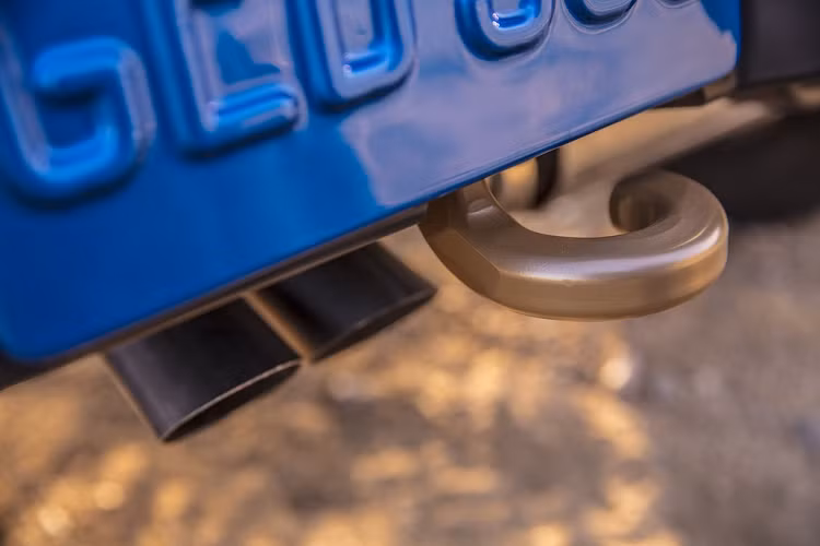 Thiết kế tổng thể của mẫu xe SUV Jeep Wrangler Rubicon 392 được giữ nguyên như các phiên bản tiêu chuẩn. Những chi tiết ngoại thất khác biệt tạo điểm nhấn cho model V8 gồm có hốc gió cỡ lớn trên nắp ca-pô, logo 392, móc kéo tời trước/sau sơn màu vàng đồng, hệ thống 4 ống xả, mâm xe 17 inch thiết kế 5 chấu chữ Y...