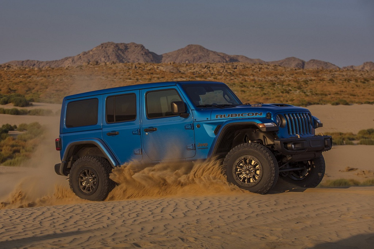 So với model Wrangler Rubicon dùng động cơ 2.0L, biến thể Jeep Wrangler Rubicon 392 2021 mới với động cơ V8 6.4L đắt hơn khoảng 35.000 USD. Trong khi đó, model hybrid cắm sạc Wrangler 4xe có giá bán dao động 49.490-53.190 USD.