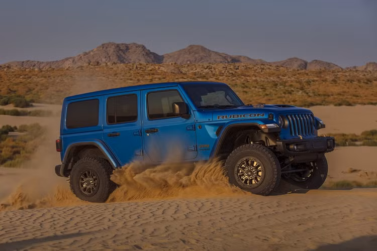 So với model Wrangler Rubicon dùng động cơ 2.0L, biến thể Jeep Wrangler Rubicon 392 2021 mới với động cơ V8 6.4L đắt hơn khoảng 35.000 USD. Trong khi đó, model hybrid cắm sạc Wrangler 4xe có giá bán dao động 49.490-53.190 USD.