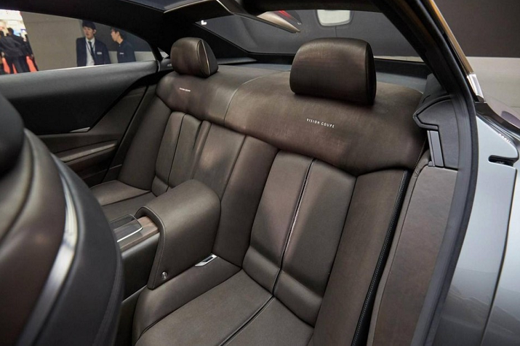 Sau khi ra mắt, Mazda Vision Coupe Concept từng gây xôn xao với thiết kế nắp ca-pô dài, thân vỏ mượt mà và kính cửa sổ nhỏ gọn.