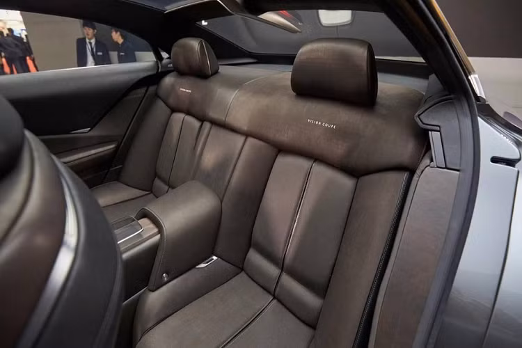 Sau khi ra mắt, Mazda Vision Coupe Concept từng gây xôn xao với thiết kế nắp ca-pô dài, thân vỏ mượt mà và kính cửa sổ nhỏ gọn.