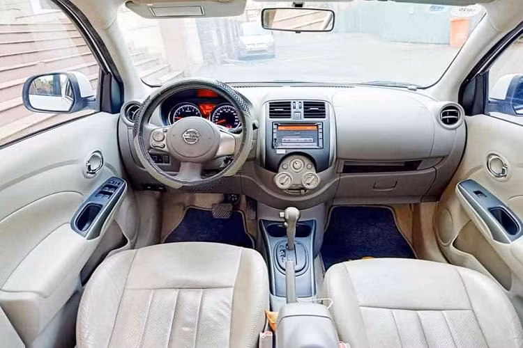 Không gian nội thất mới chính là điểm mạnh của Nissan Sunny với ghế được bọc da, mọi vị trí trên xe đều có cảm giác thoải mái. Hàng ghế sau rộng 636 mm vừa đủ cho hành khách. Hành khách phía sau còn có thêm tựa tay, khay để cốc và 2 cửa gió với núm điều khiển tốc gió để tăng thêm sự thoải mái. Vô- lăng bọc da trợ lực điện, tích hợp nút điều khiển âm thanh. Bảng đồng hồ sử dụng ánh sáng trắng, gồm 2 đồng hồ tròn tách biệt dễ nhìn, kính chiếu hậu giữa chống chói. Có thể nói đây là chiếc xe hạng B rộng rãi nhất phân khúc.