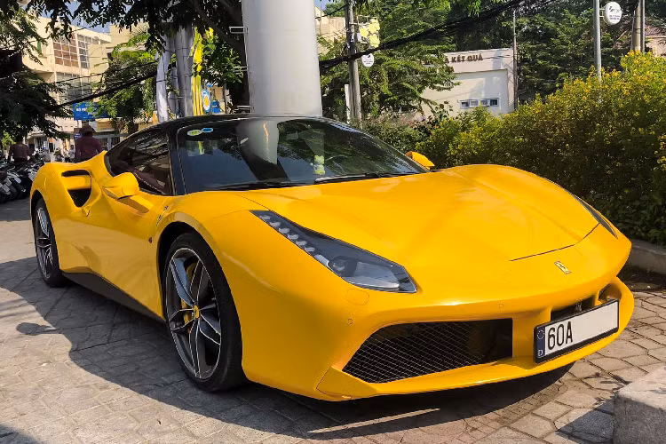 Đối thủ trực tiếp của Ferrari 488 GTB chính là “siêu bò” Lamborghini Huracan, hiện nay tại Việt Nam, đây chính là hai mẫu siêu xe chiếm số lượng đông đảo nhất. Hiện chưa rõ giá xe Ferrari 488 GTB duy nhất tại Đồng Nai nhưng chủ nhân của “siêu ngựa” chắc chắn phải rút “hầu bao” không dưới 10 tỷ đồng mới có thể mang chiếc siêu xe này về garage của mình.