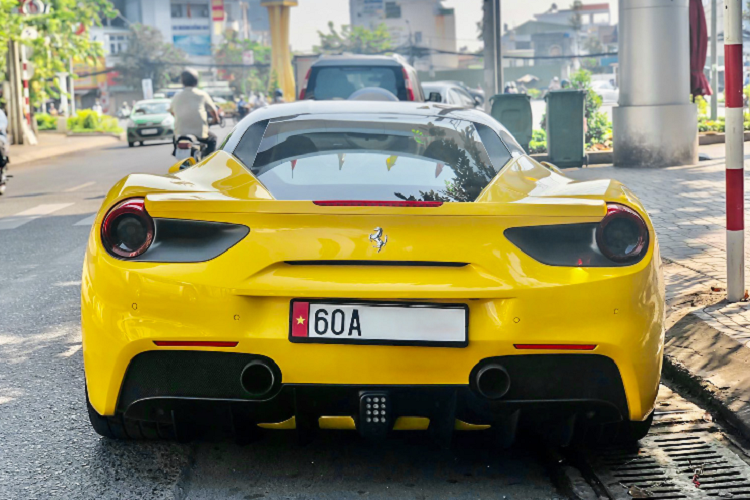 Về tổng thể, “đàn em” 458 Italia được đánh giá mang thiết góc cạnh hơn mẫu xe đàn anh nhưng vẫn giữ được những đường cong uốn lượn chạy dọc theo thân xe. Phần nóc xe được sơn đen tương phản với màu vàng Giallo Modena để tạo cái nhìn thể thao hơn cho phần ngoại thất.