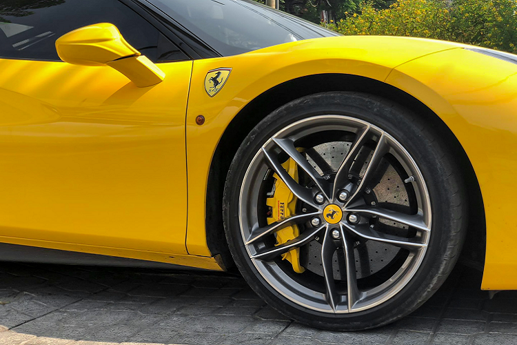 Tại thị trường trong nước, có tổng cộng 3 chiếc 488 GTB sở hữu lớp sơn vàng Giallo Modena, hai chiếc còn lại hiện đang định cư tại Sài Gòn và Hà Nội, trong đó chiếc 488 GTB màu vàng tại Hà Nội vừa được trang bị gói độ Novitec Rosso cách đây chưa lâu.