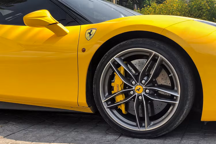 Tại thị trường trong nước, có tổng cộng 3 chiếc 488 GTB sở hữu lớp sơn vàng Giallo Modena, hai chiếc còn lại hiện đang định cư tại Sài Gòn và Hà Nội, trong đó chiếc 488 GTB màu vàng tại Hà Nội vừa được trang bị gói độ Novitec Rosso cách đây chưa lâu.