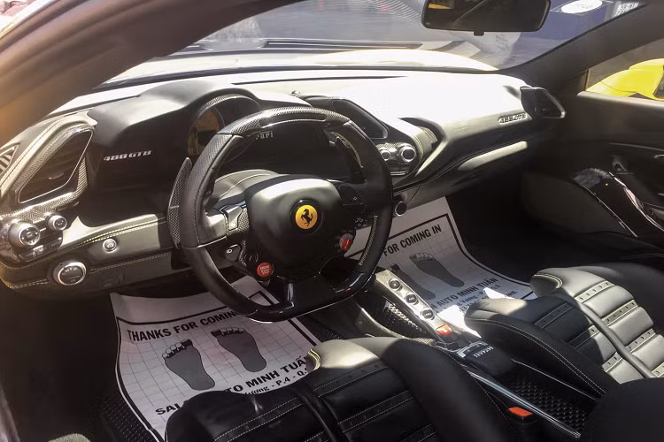 “Siêu ngựa” được trang bị bộ mâm 5 chấu kép được chế tạo từ hợp kim ma-giê khối lượng nhẹ kết hợp với cùm phanh hiệu năng cao Brembo sơn vàng cùng đĩa phanh carbon ceramic cỡ lớn.