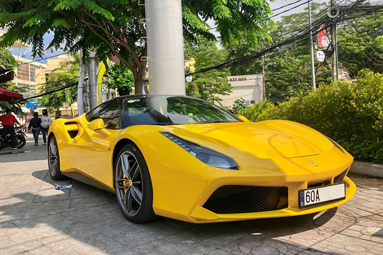 Cho đến nay, mẫu xe “đàn em” của chiếc Ferrari 458 Italia lừng lẫy một thời đang nắm vị trí dẫn đầu ở phân khúc siêu xe tại Việt Nam với không dưới 20 chiếc được đưa về, trong đó có 3 chiếc Ferrari 488 GTB mới thuộc phiên bản mui trần Spider.