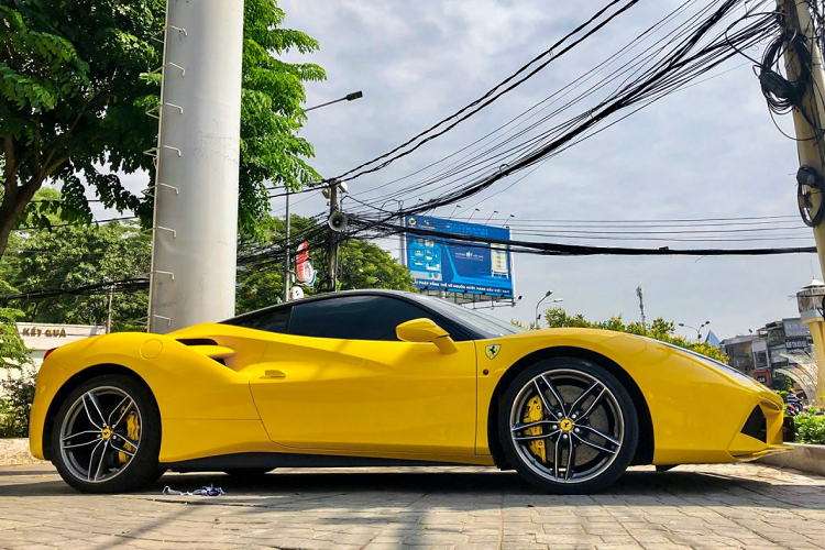 Nhắc đến Ferrari – thương hiệu siêu xe lâu đời bậc nhất tại Ý, chúng ta luôn liên tưởng những chiếc siêu xe của họ với lớp sơn đỏ Rosso Corsa trứ danh, bên cạnh đó, những chiếc Ferrari còn gây ấn tượng với lớp sơn vàng Giallo Modena và chiếc 488 GTB xuất hiện tại Đồng Nai là một ví dụ.