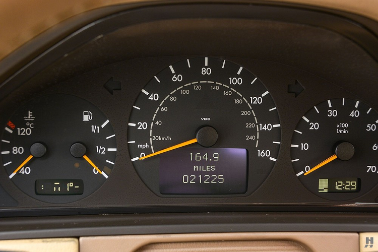 Thêm vào đó là hệ thống điều hòa tự động, hệ thống thông tin giải trí/định vị COMAND, cửa sổ chỉnh điện, ghế chỉnh điện/nhớ vị trí và vô lăng tích hợp phím chỉnh âm lượng cũng như hệ thống kiểm soát hành trình. Nằm bên dưới nắp ca-pô của chiếc Mercedes-Benz E-Class bán tải này là động cơ xăng V6, dung tích 3,2 lít tiêu chuẩn. Động cơ này kết hợp với hộp số tự động 5 cấp.