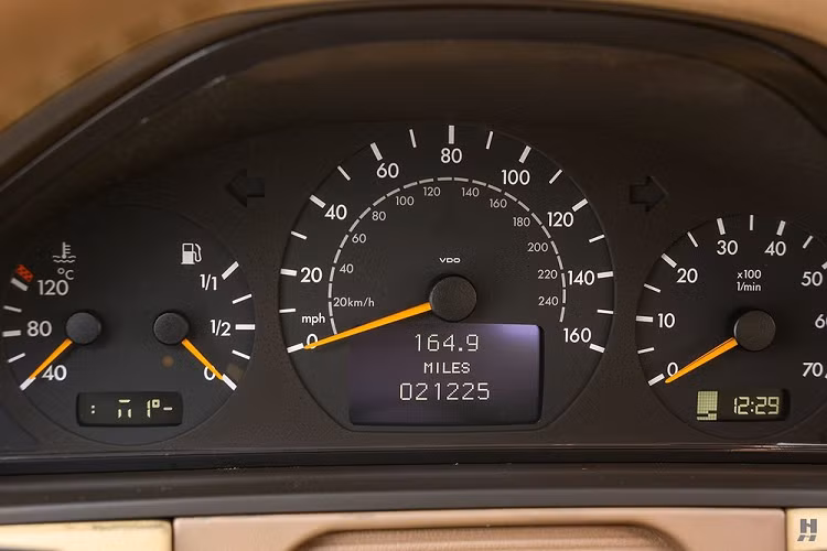 Thêm vào đó là hệ thống điều hòa tự động, hệ thống thông tin giải trí/định vị COMAND, cửa sổ chỉnh điện, ghế chỉnh điện/nhớ vị trí và vô lăng tích hợp phím chỉnh âm lượng cũng như hệ thống kiểm soát hành trình. Nằm bên dưới nắp ca-pô của chiếc Mercedes-Benz E-Class bán tải này là động cơ xăng V6, dung tích 3,2 lít tiêu chuẩn. Động cơ này kết hợp với hộp số tự động 5 cấp.