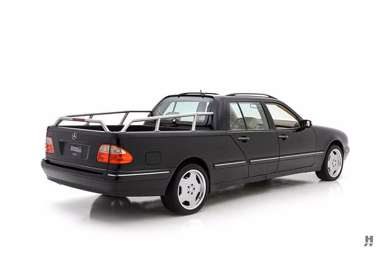Chiếc xe bán tải này được phát triển dựa trên Mercedes-Benz E320 đời 2000 và thuộc thế hệ cũ W120. Điều đặc biệt nằm ở chỗ: chiếc xe bán tải này không phải là thành quả trong dự án "điên rồ" của một cá nhân. Thay vào đó, chiếc E-Class bán tải này được ra đời theo đơn đặt hàng của một đại lý ô tô Mercedes-Benz tại thành phố Atlanta, bang Georgia, Mỹ.